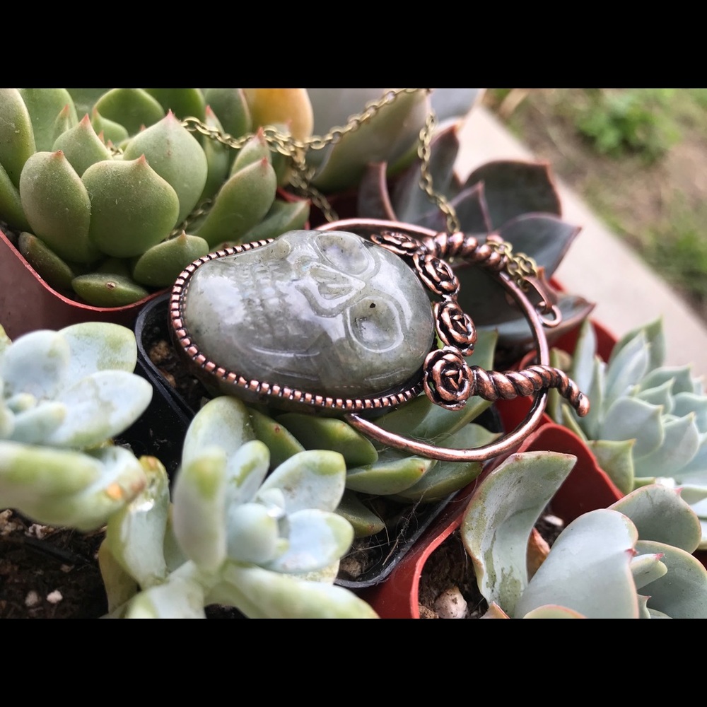 ✨ON SALE✨ ✨Labradorite Skull Pendent - Picture 6 of 7